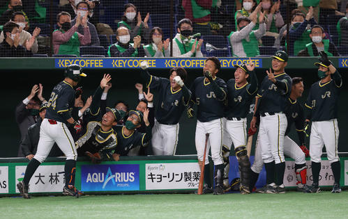 JR東日本東北対ホンダ　7回表JR東日本東北無死一塁、左越え2点本塁打を放った鈴木聖（左手前）はベンチに笑顔で迎えられる（撮影・河野匠）