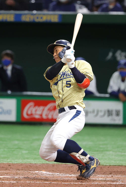 エイジェック対NTT西日本 3回裏NTT西日本2死、左前打を放つ野村(撮影・河野匠)