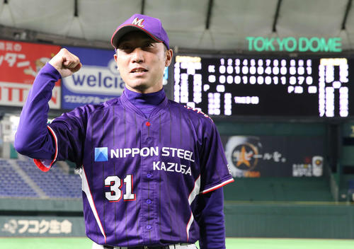 日本製鉄かずさマジック対西濃運輸 監督として全国大会初勝利となりガッツポーズを見せる日本製鉄かずさマジック渡辺監督(撮影・河野匠)