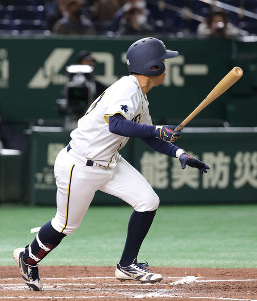 日本製鉄かずさマジック対西濃運輸 4回裏西濃運輸1死一塁、左翼線に適時二塁打を放つ伊礼(撮影・河野匠)