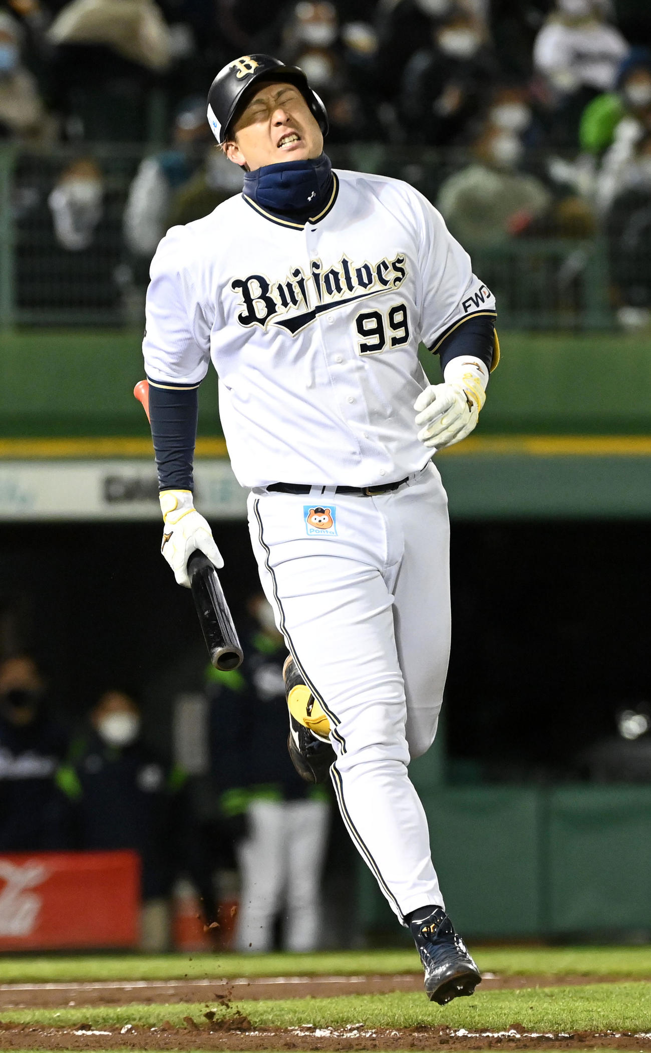 オリックス対ヤクルト　8回裏オリックス1死一、二塁、空振りの三振に倒れがっくりする杉本（撮影・前岡正明）