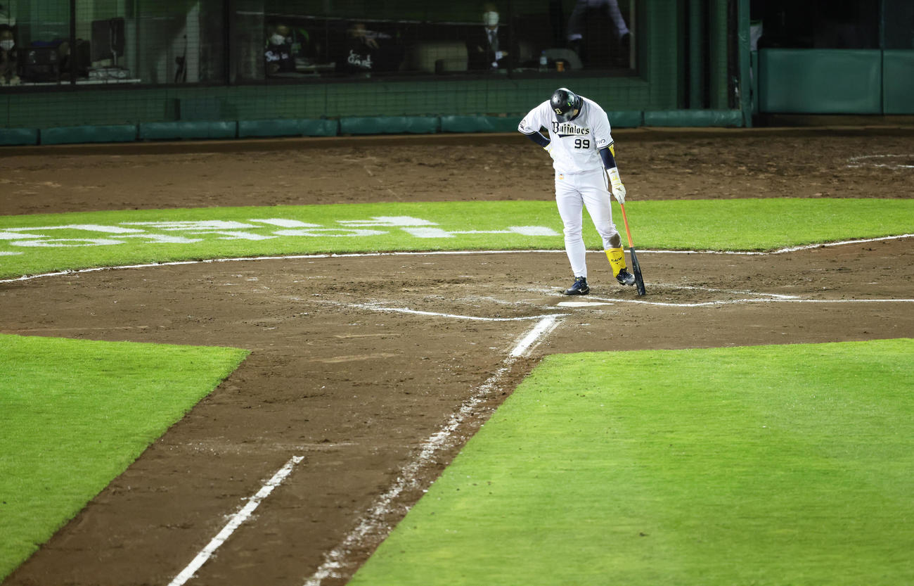 オリックス対ヤクルト　10回裏オリックス2死、見逃し三振に倒れた杉本（撮影・足立雅史）
