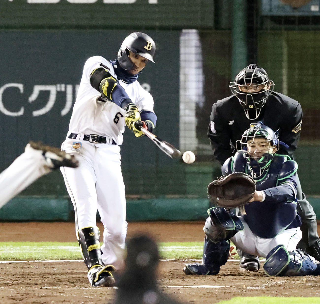オリックス対ヤクルト　8回裏オリックス1死、宗は中前打を放つ（撮影・加藤哉）