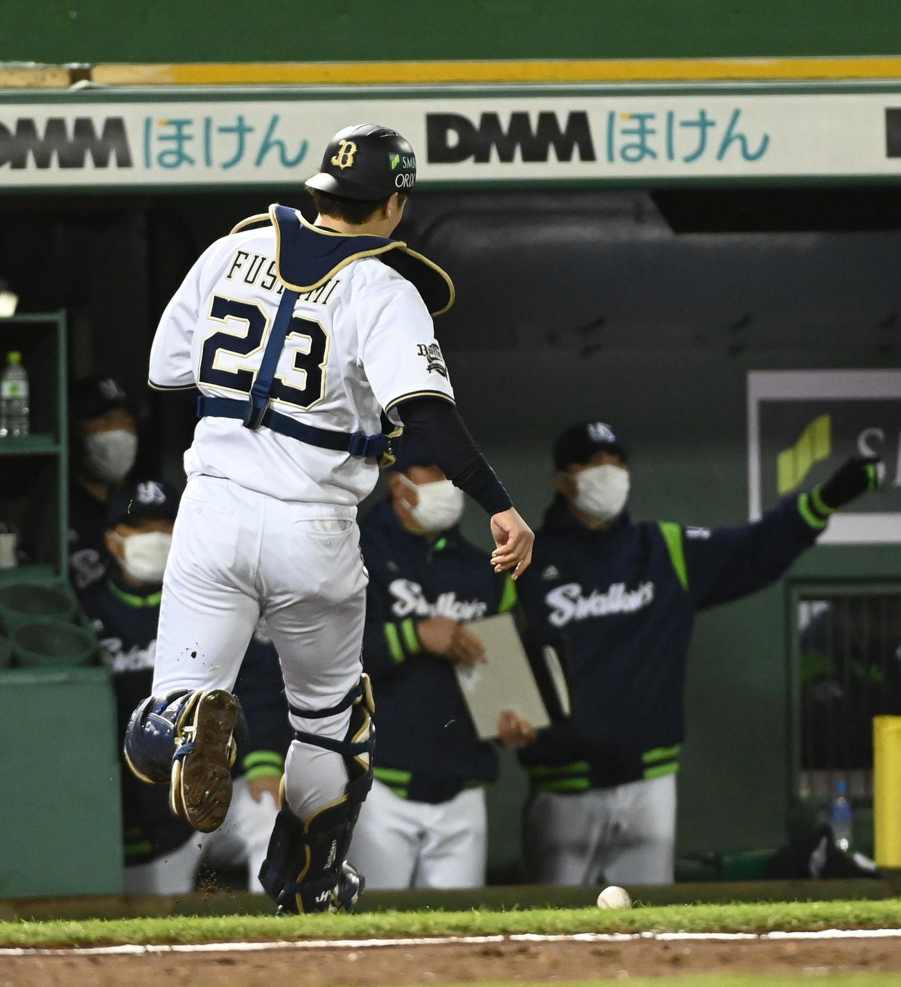 オリックス対ヤクルト　12回表ヤクルト2死一塁、吉田凌が暴投、ボールを追いかける伏見（撮影・前岡正明）