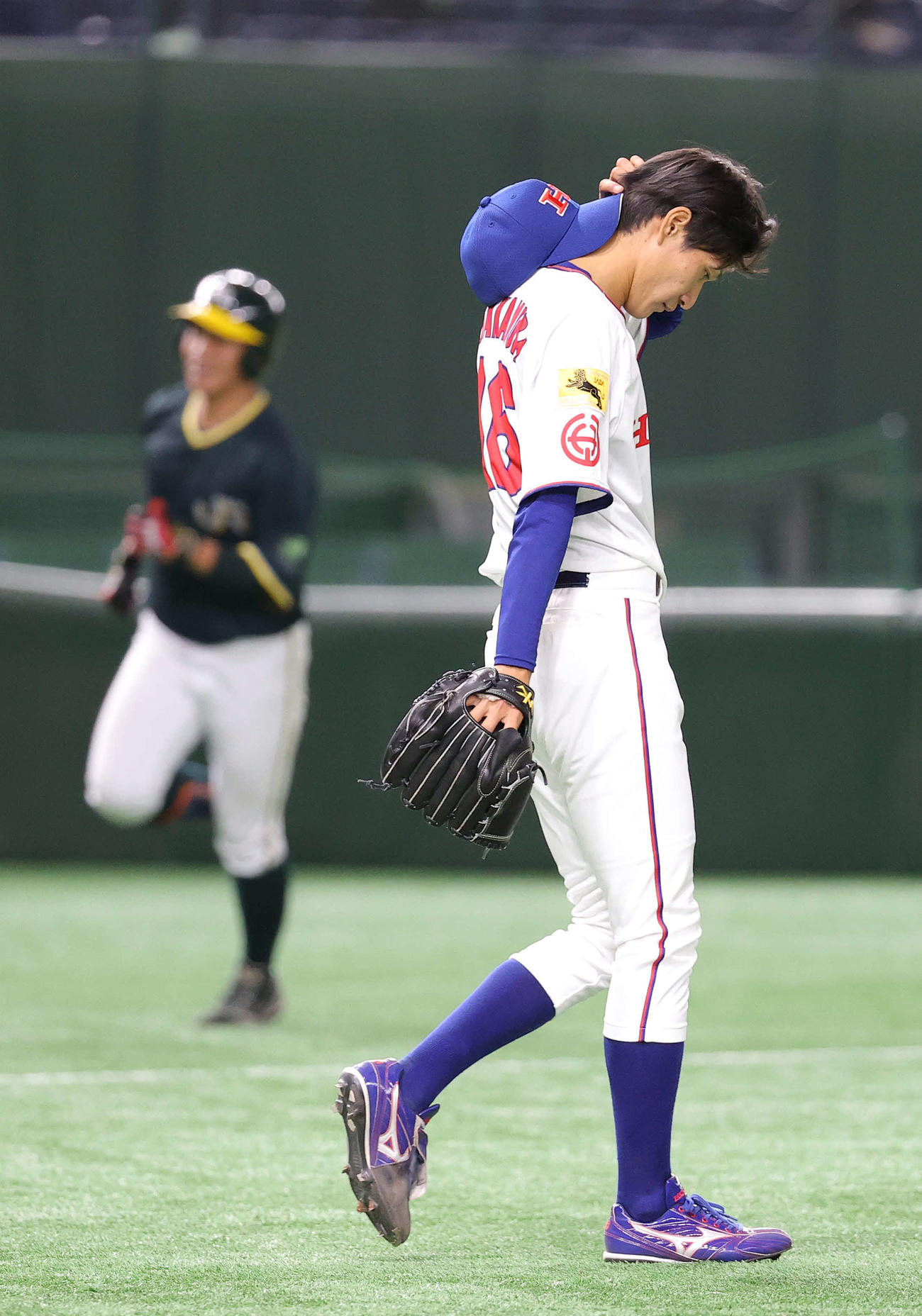 JR東日本東北対ホンダ　7回表JR東日本東北無死一塁、鈴木聖（後方）に左越え2点本塁打を浴びうつむく中村伊（撮影・河野匠）