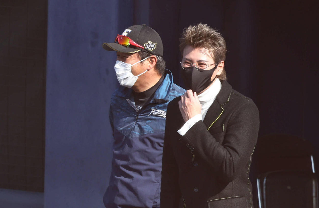 20日、鎌ケ谷スタジアムを訪れた日本ハム新庄監督（右）は金子コーチと談笑する（撮影・垰建太）