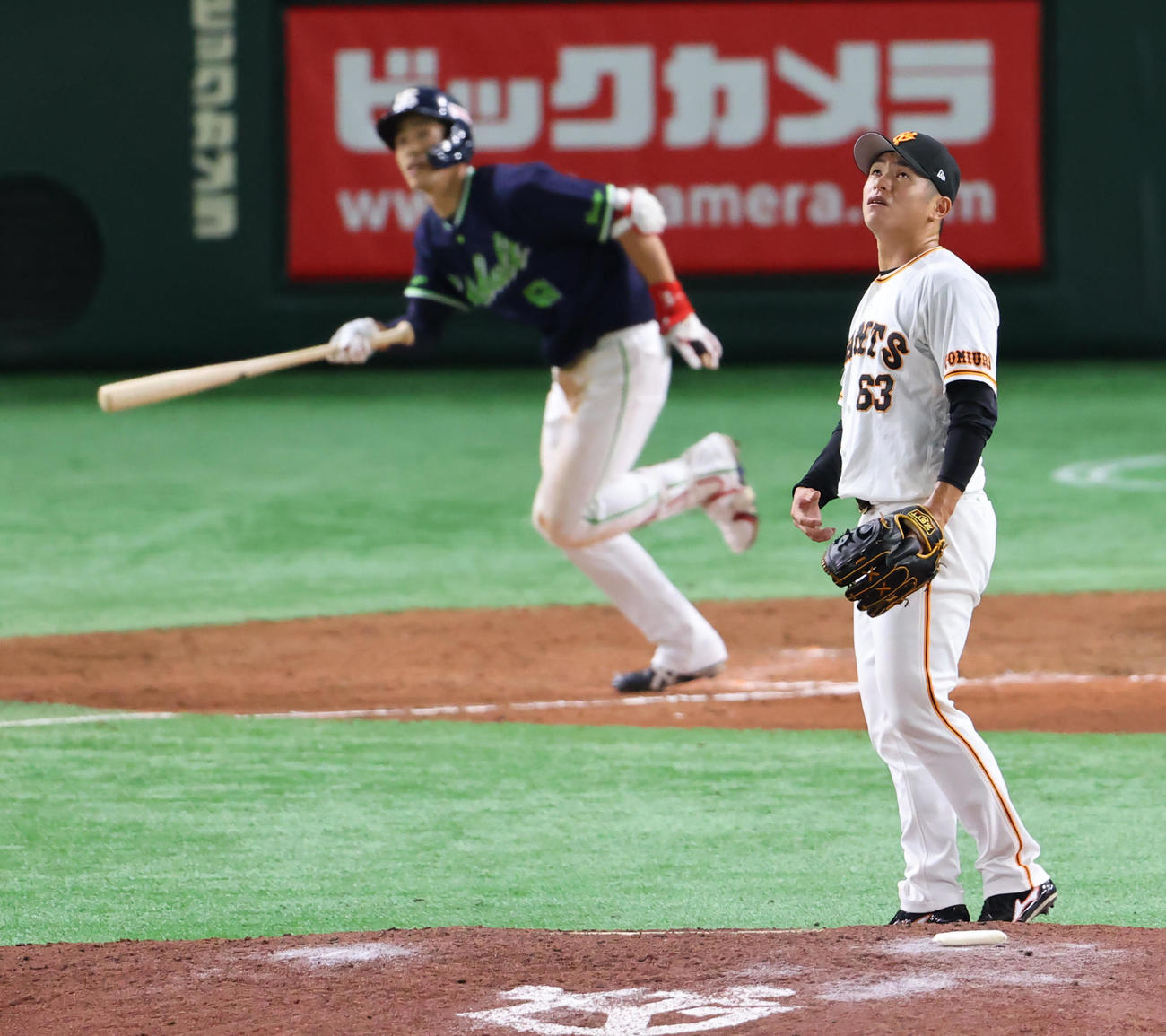 9月17日の巨人対ヤクルト　8回表ヤクルト1死満塁、塩見（左）に満塁本塁打を浴びる古川（撮影・垰建太）