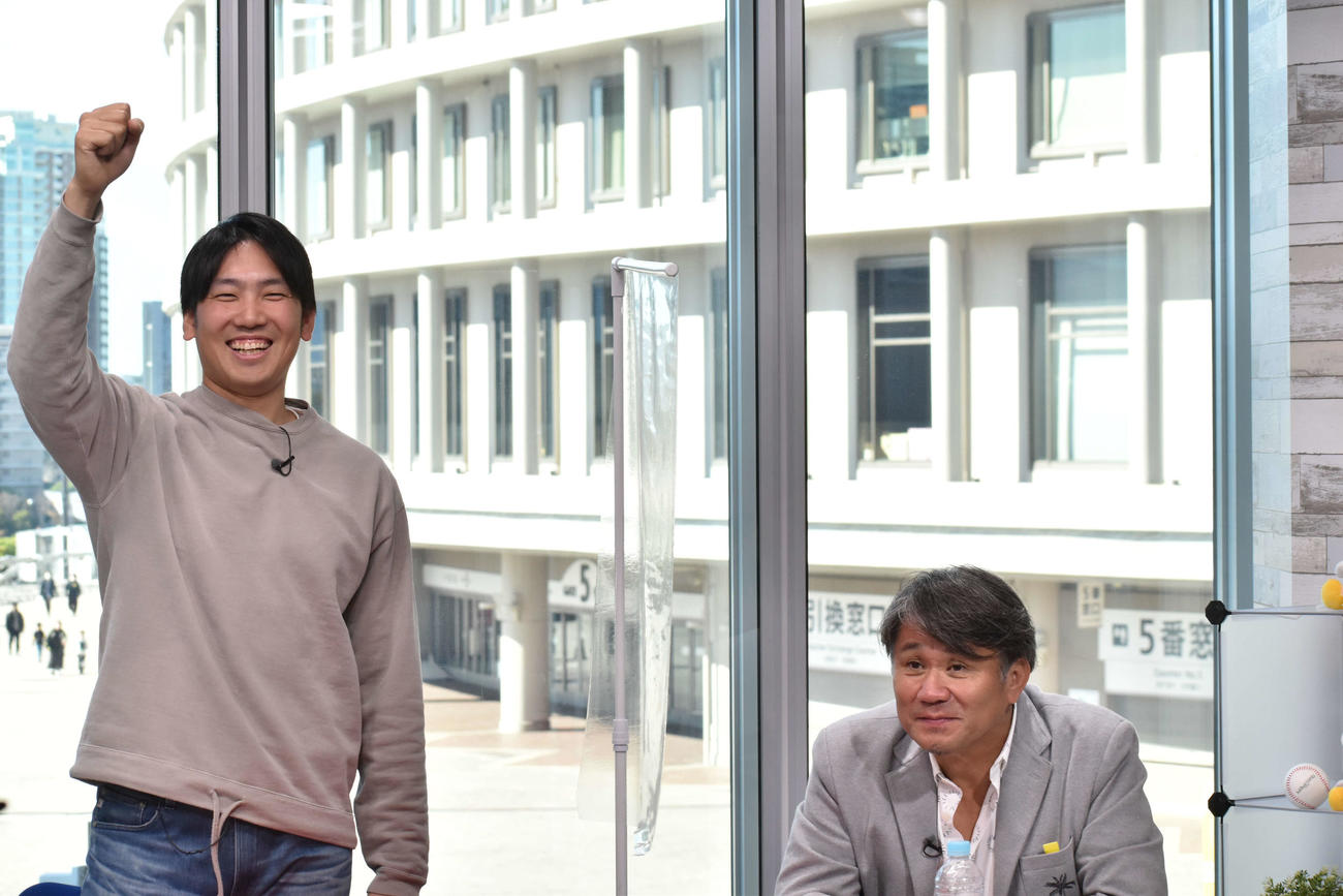 テレビに生出演し、じゃんけん大会を行うソフトバンク石川。右は球団OBの池田親興氏