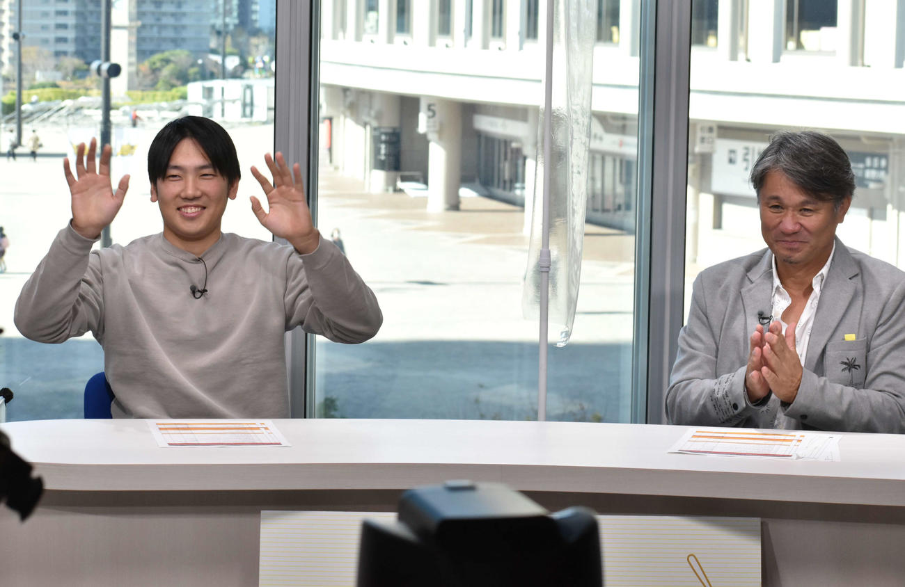 テレビに生出演するソフトバンク石川。右は球団OBの池田親興氏