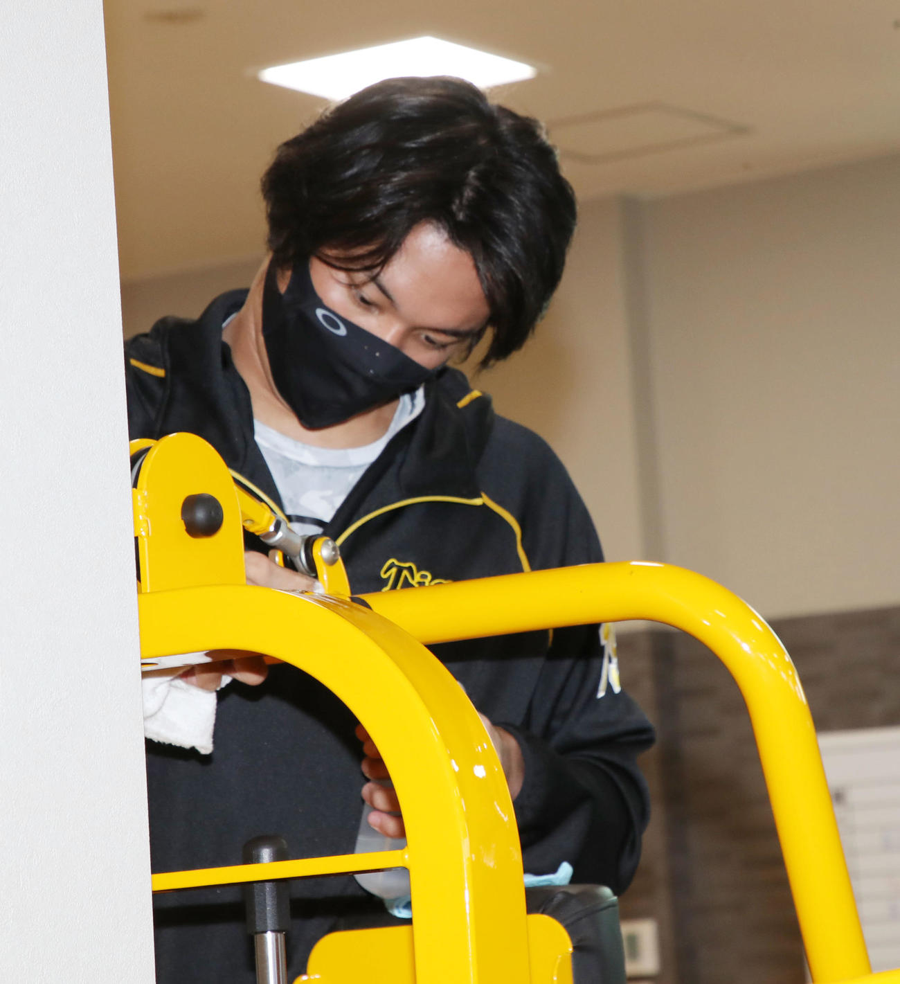 鳴尾浜球場の球団施設を大掃除する藤浪（球団提供）