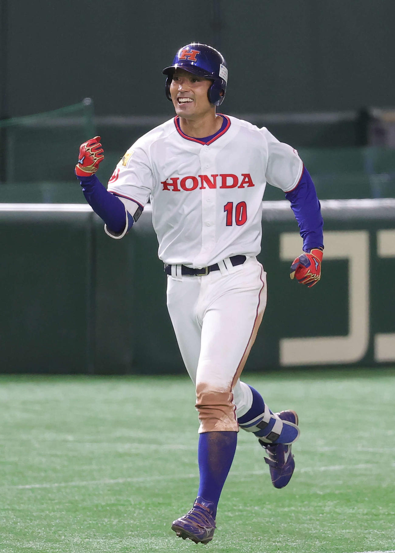JR東日本東北対ホンダ　4回裏ホンダ無死、右越え本塁打を放ちガッツポーズを見せる井上（撮影・河野匠）