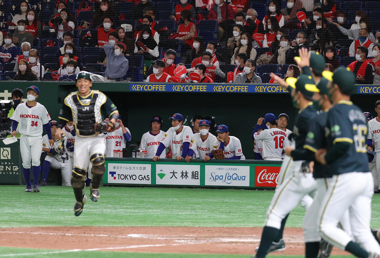JR東日本東北対ホンダ　勝利に喜ぶJR東日本東北ナインをぼうぜんと見つめるホンダナイン（撮影・河野匠）