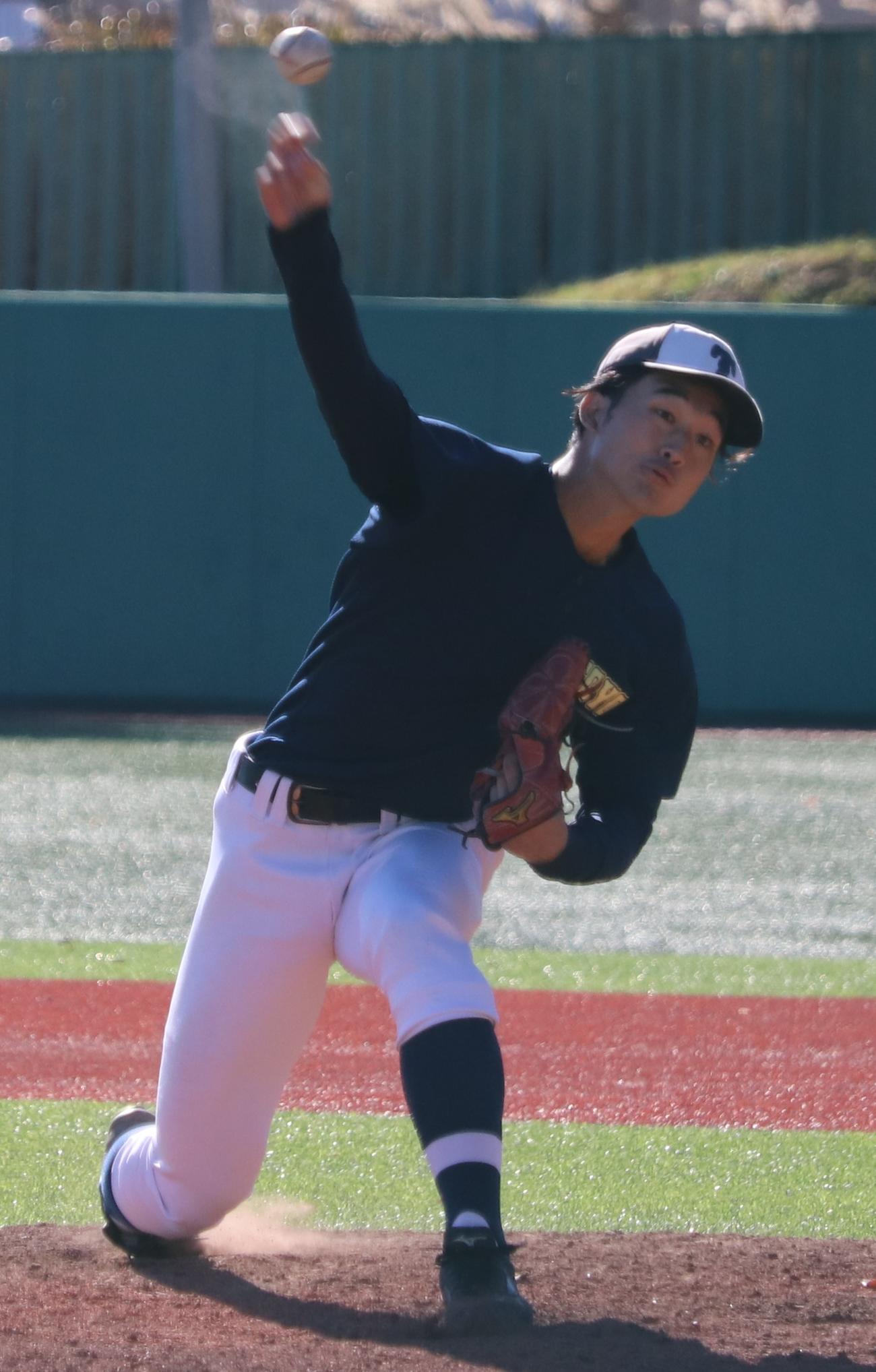 横浜商大対東洋大　リリーフで9回の1イニングを投げる東洋大・羽田野（撮影・古川真弥）
