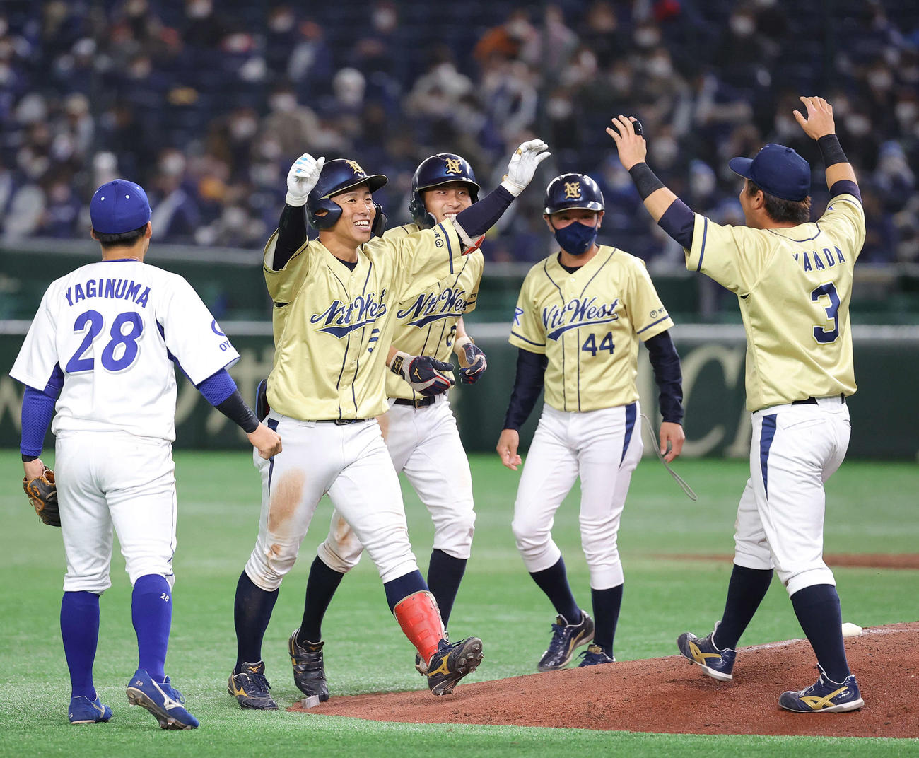 エイジェック対NTT西日本　9回裏NTT西日本1死満塁、左前にサヨナラの適時打を放った野村（左から2人目）はナインと喜び合う（撮影・河野匠）