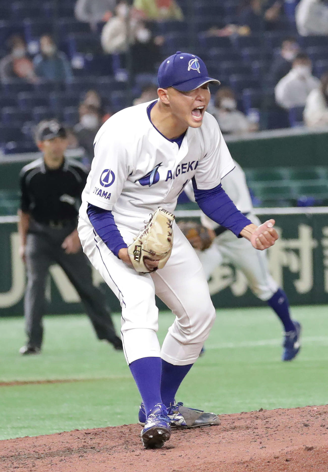エイジェック対NTT西日本　7回裏NTT西日本2死一、二塁、藤井を空振り三振に仕留め、雄たけびを上げる林（撮影・河野匠）