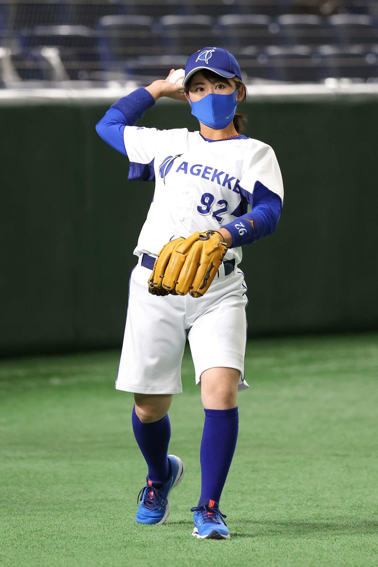 エイジェック対NTT西日本　試合前、キャッチボールするエイジェックチームマスコットの吉田（撮影・河野匠）