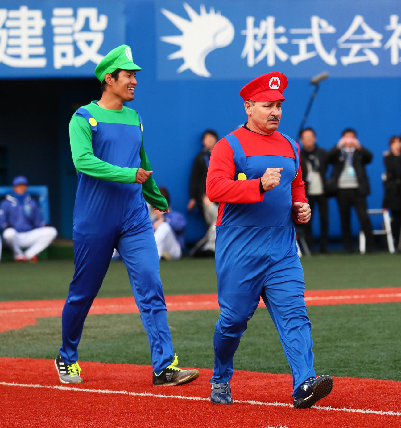 2017年のDeNAファン感謝デーでマリオにふんしたポンセ氏（右）とルイージにふんしたDeNA井納