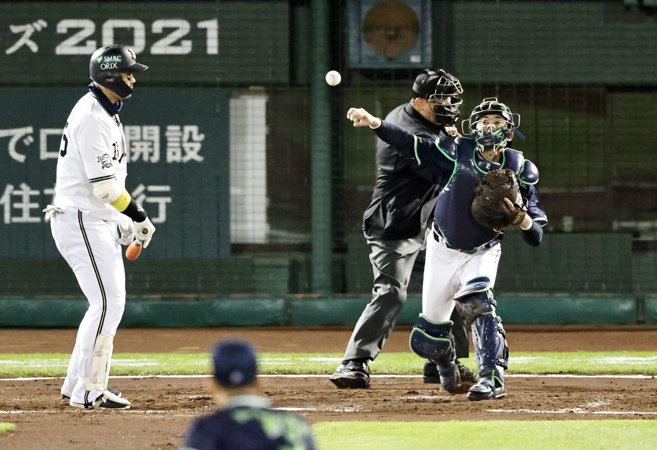 27日、オリックス戦の4回に杉本の二塁盗塁を阻止するヤクルト中村