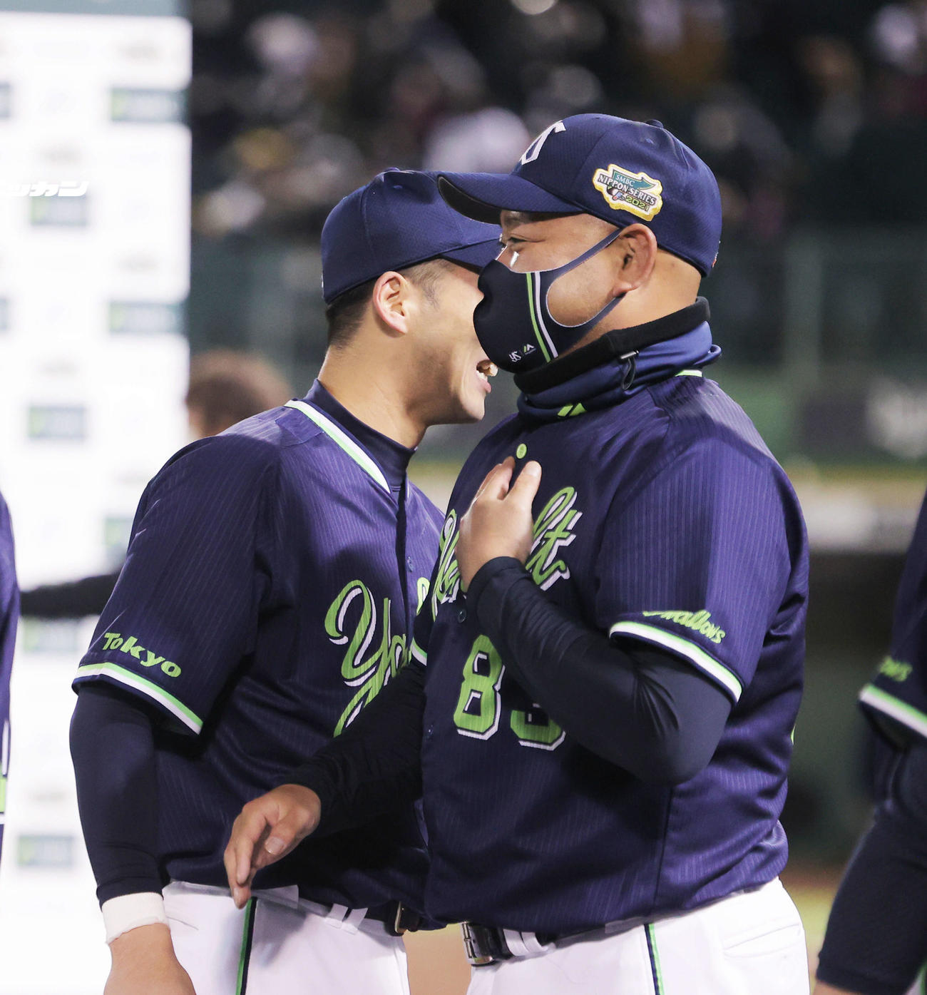 27日、日本一に沸く選手を出迎えるヤクルト衣川バッテリーコーチ