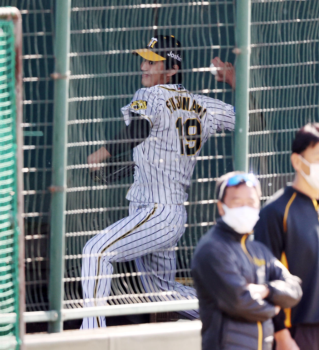 ブルペンで投球する藤浪（撮影・加藤哉）