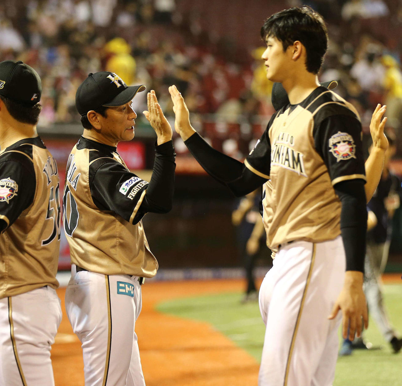 試合後、大谷翔平を出迎える栗山英樹監督（2017年8月25日撮影）