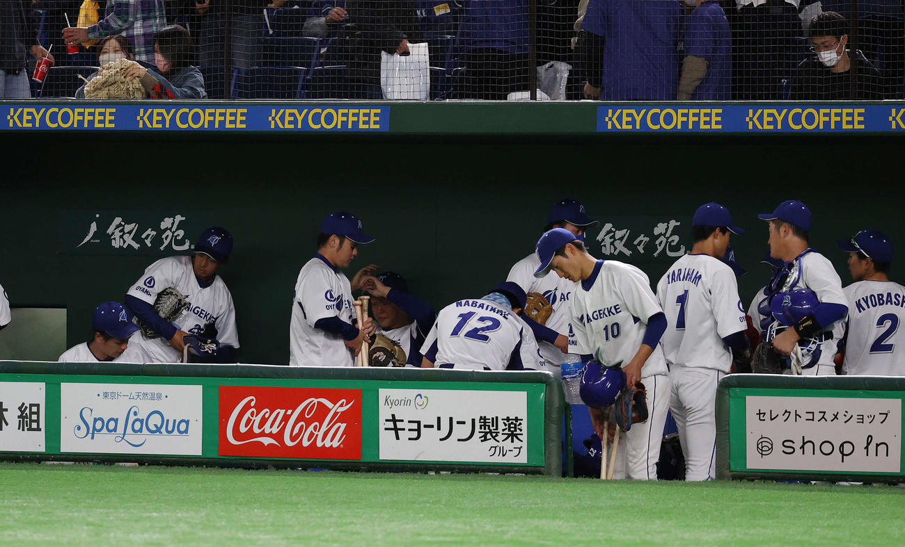 エイジェック対NTT西日本　サヨナラ負けを喫し、がっくりとベンチを片付けるエイジェックナイン（撮影・河野匠）