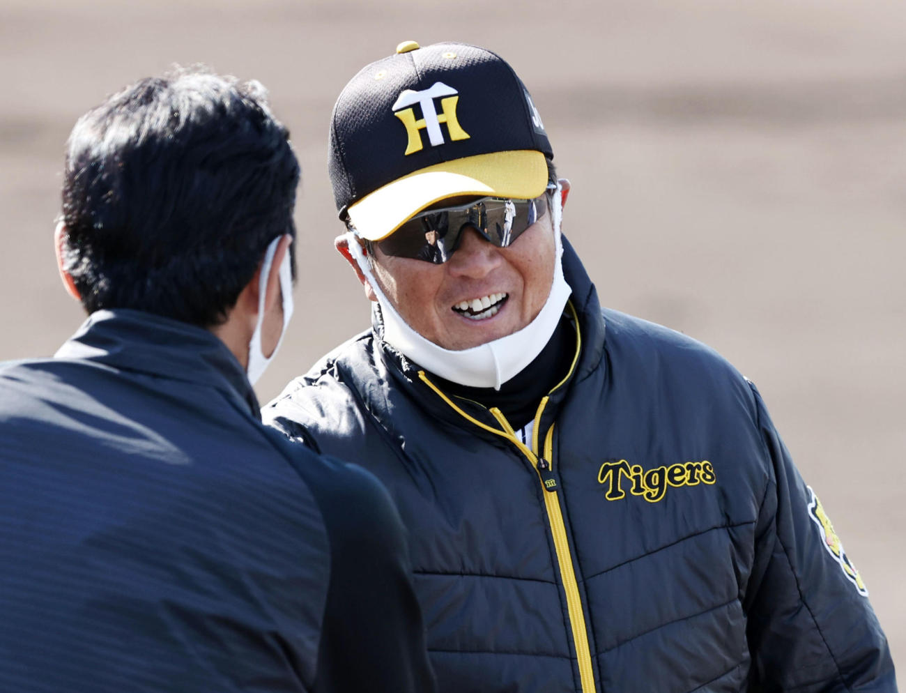 打撃投手らに1年のお礼を伝える平田監督（撮影・加藤哉）