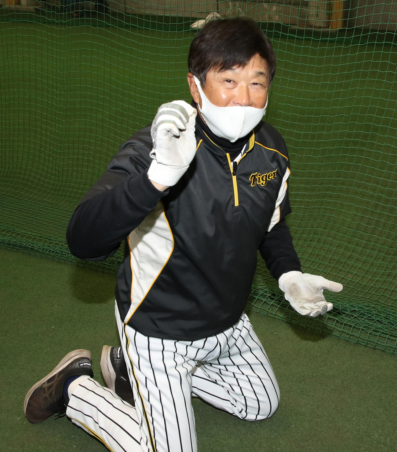 鳴尾浜球場の球団施設を大掃除する平田監督（球団提供）