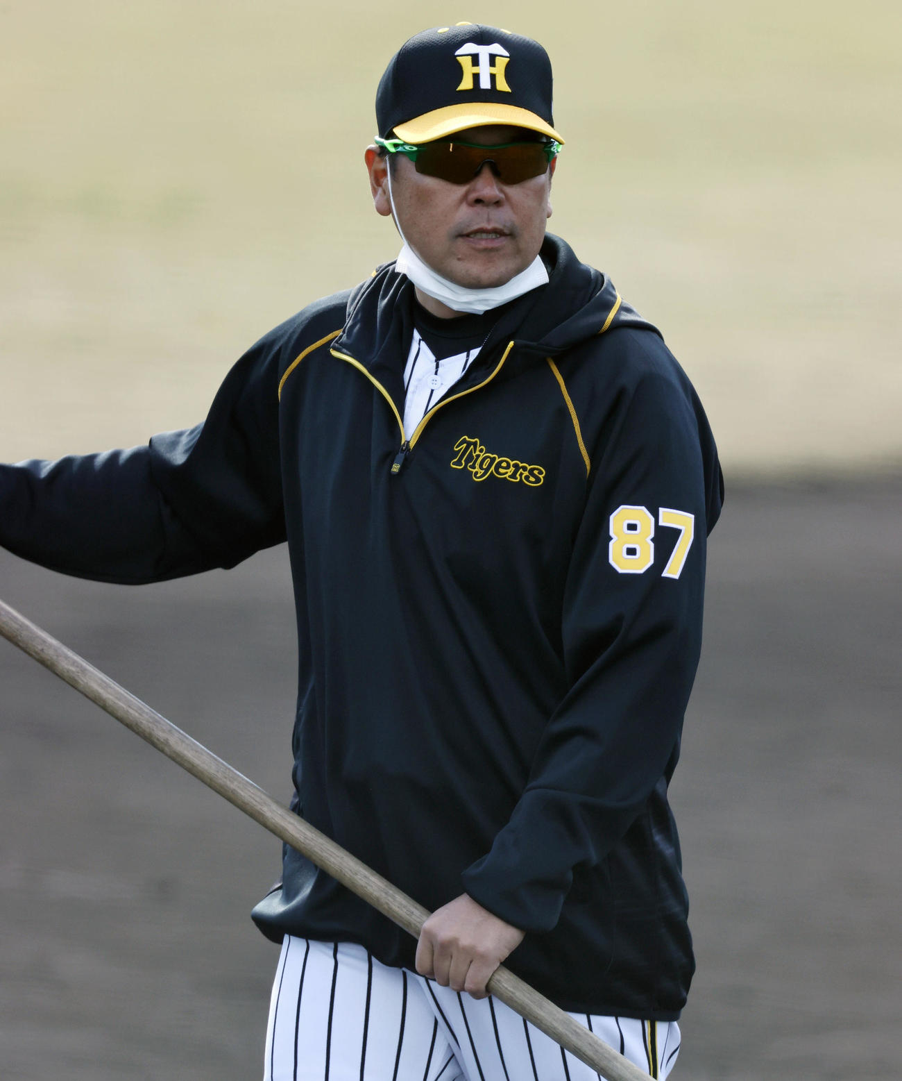 トンボを手にグラウンドを整備する野村コーチ（撮影・加藤哉）