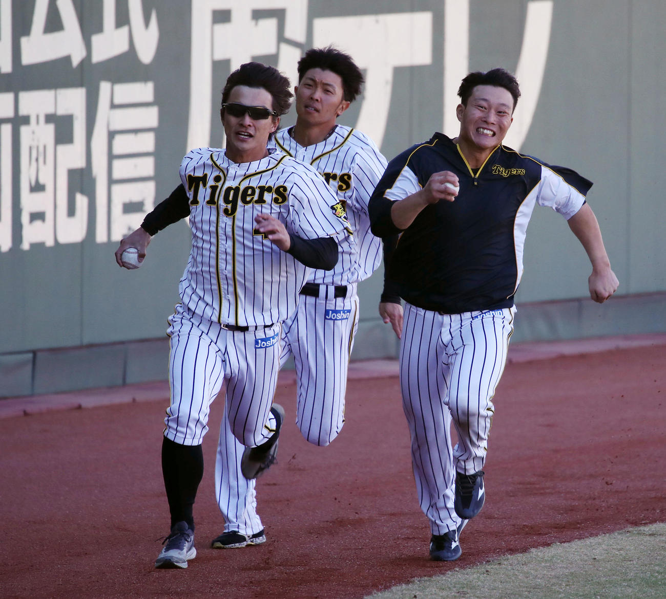 練習の最後に行われたリレー形式のランニングで激走する、左から熊谷、島田、藤田（撮影・加藤哉）