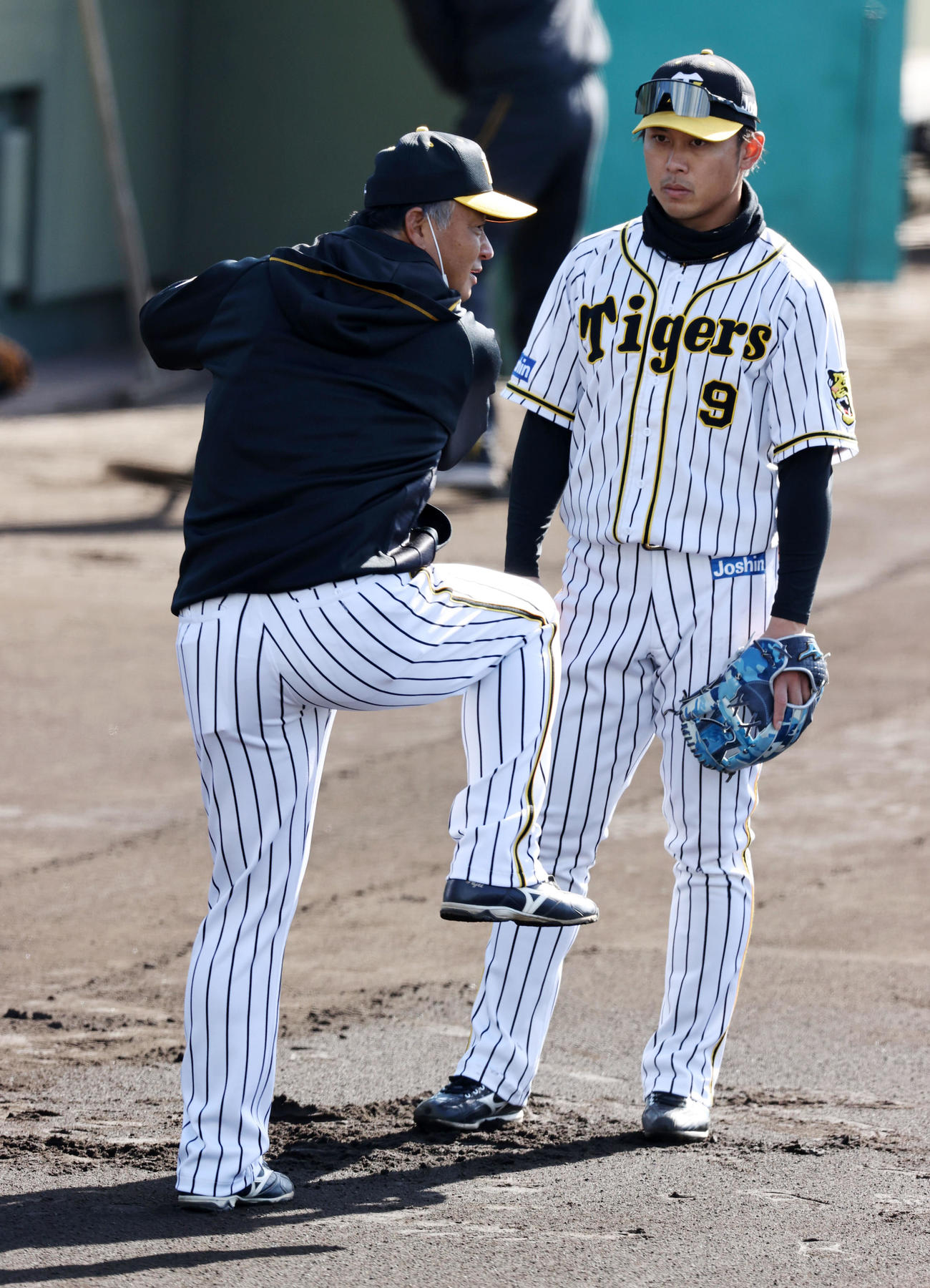 藤井コーチ（左）の指導を受ける高山（撮影・加藤哉）