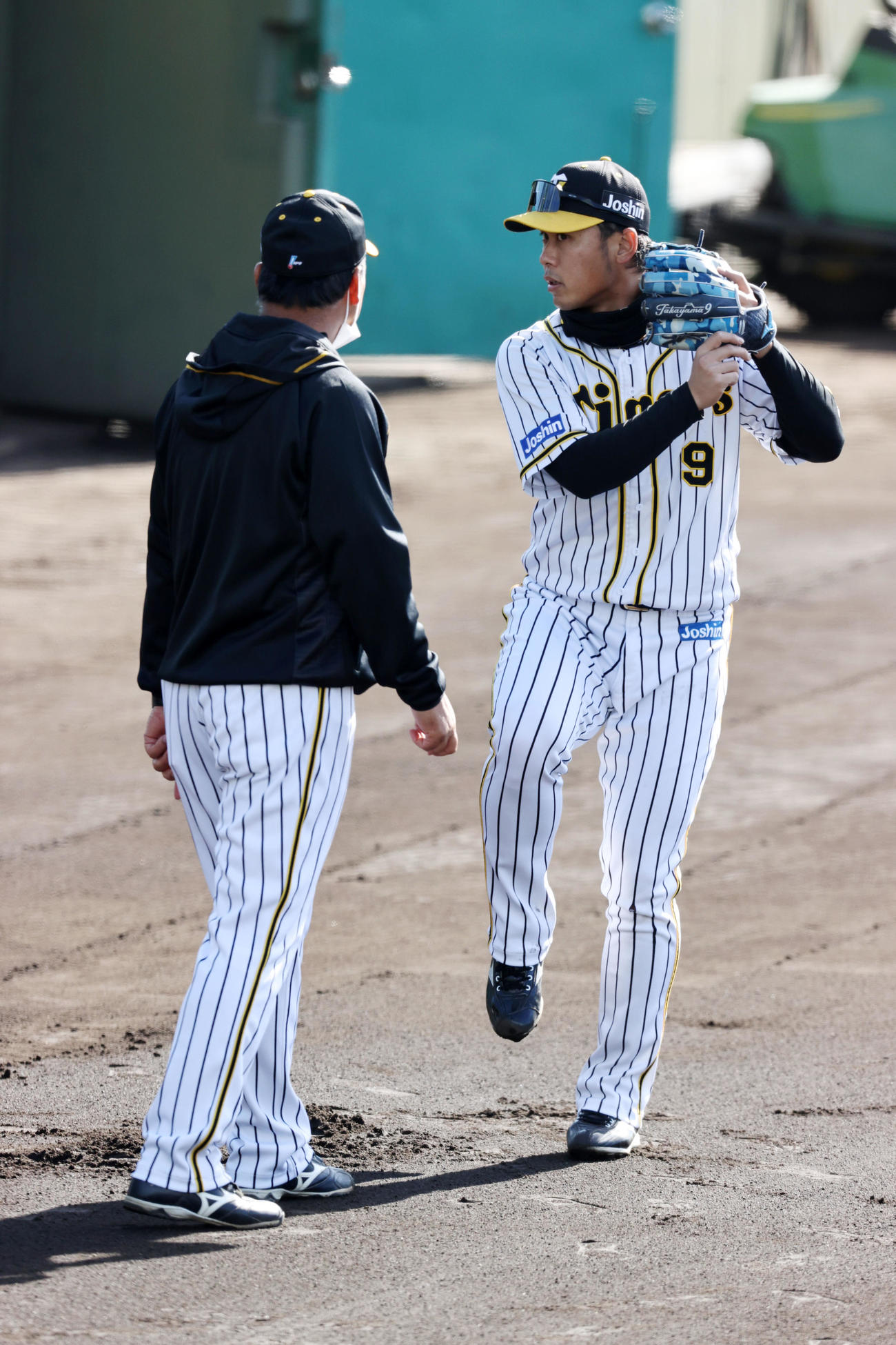 藤井コーチ（左）からアドバイスを受ける高山（撮影・加藤哉）