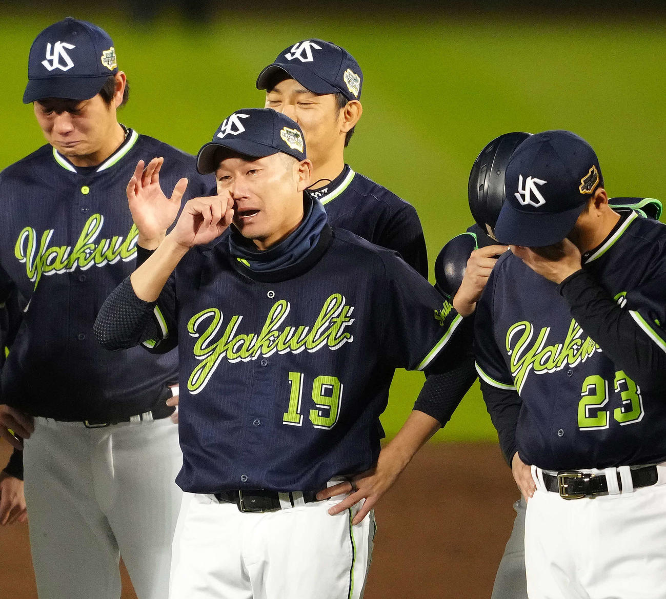 27日、日本一となり涙を流すヤクルト石川雅規（中央）