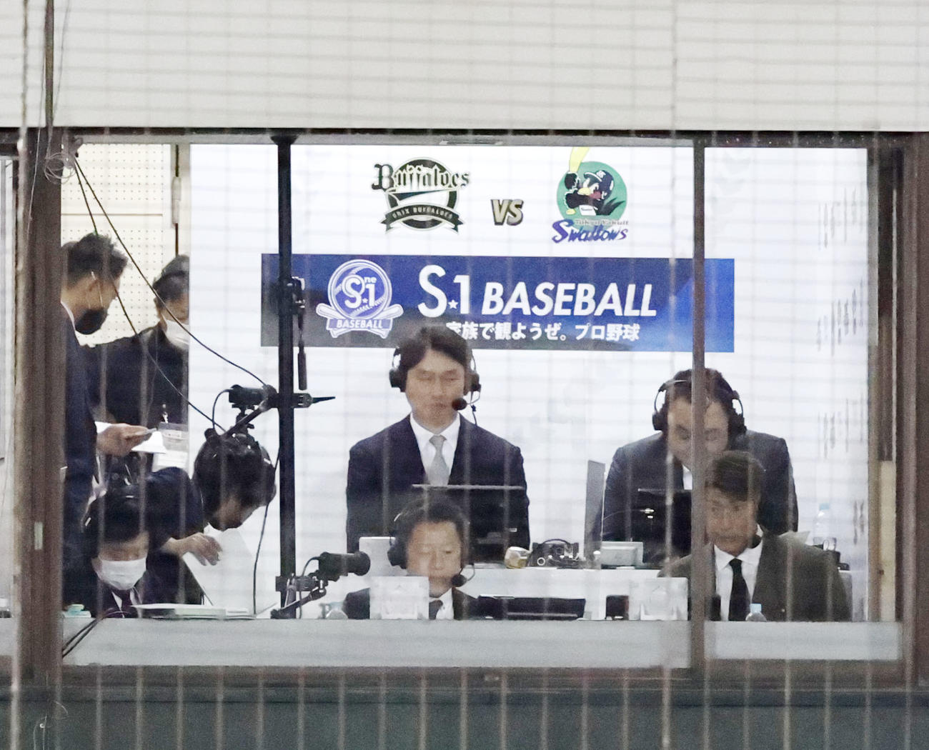 27日、日本シリーズで解説を行った糸井（前列右）
