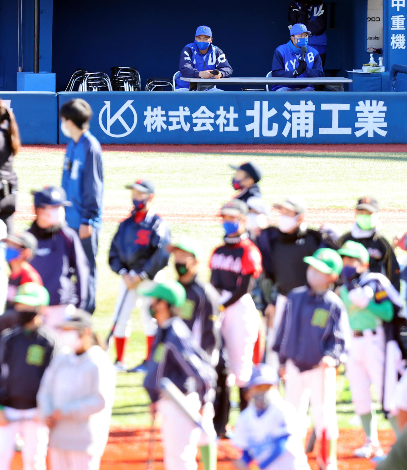 「DeNAキッズボールフェスフェスティバル」第1部でグラウンドで練習する子どもたちを見つめるDeNA森（後方左）（撮影・垰建太）