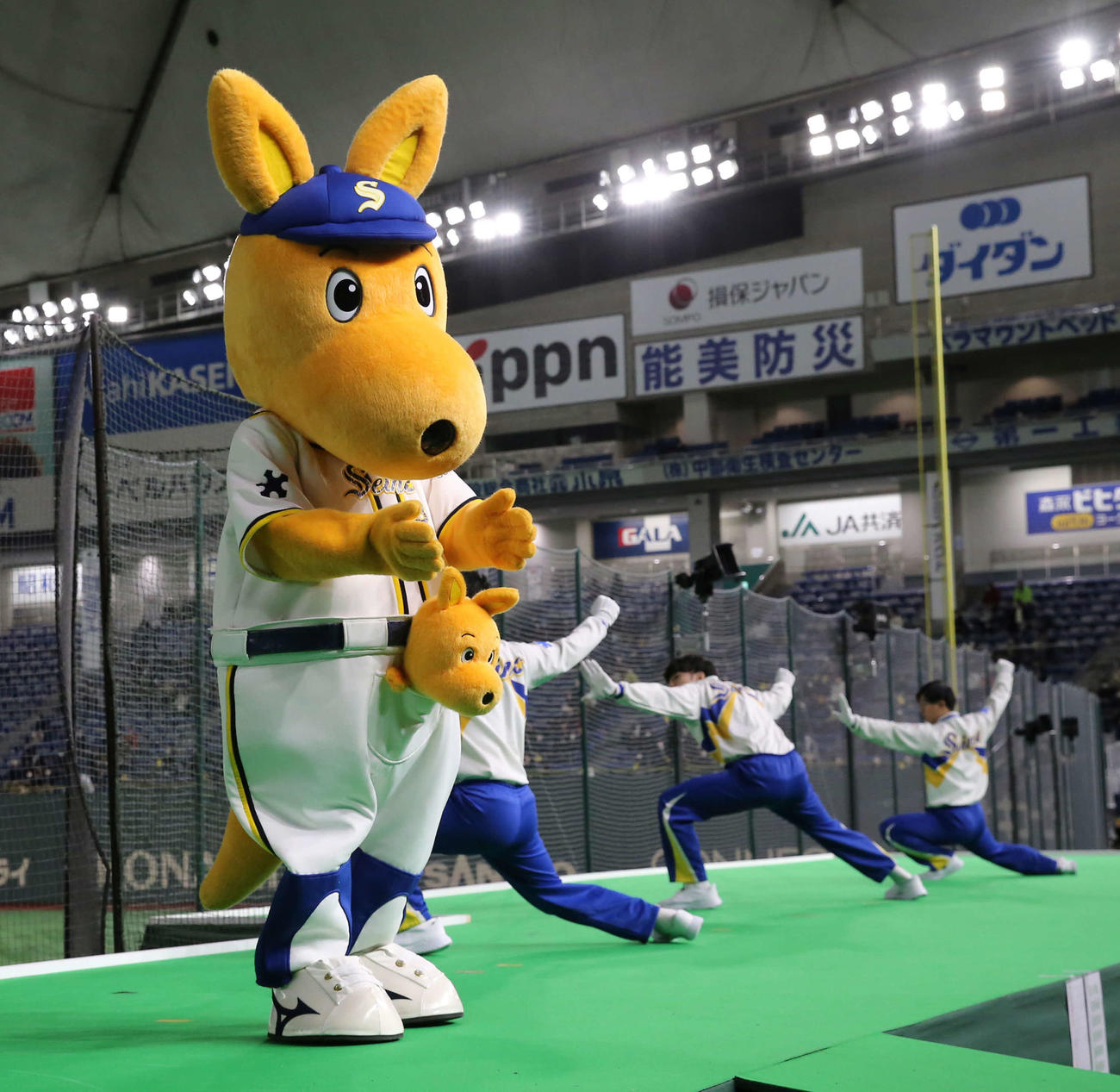 日本製鉄かずさマジック対西濃運輸　応援に駆けつけた西濃運輸キャラクターのカルちゃん（撮影・河野匠）