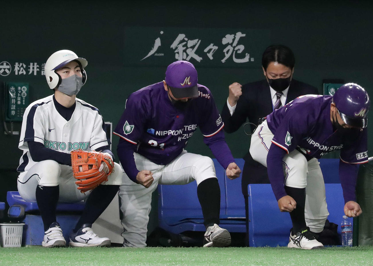 日本製鉄かずさマジック対西濃運輸　9回裏西濃運輸2死一塁、北野が空振り三振に倒れ、ガッツポーズでベンチを出る渡辺監督（中央）（撮影・河野匠）