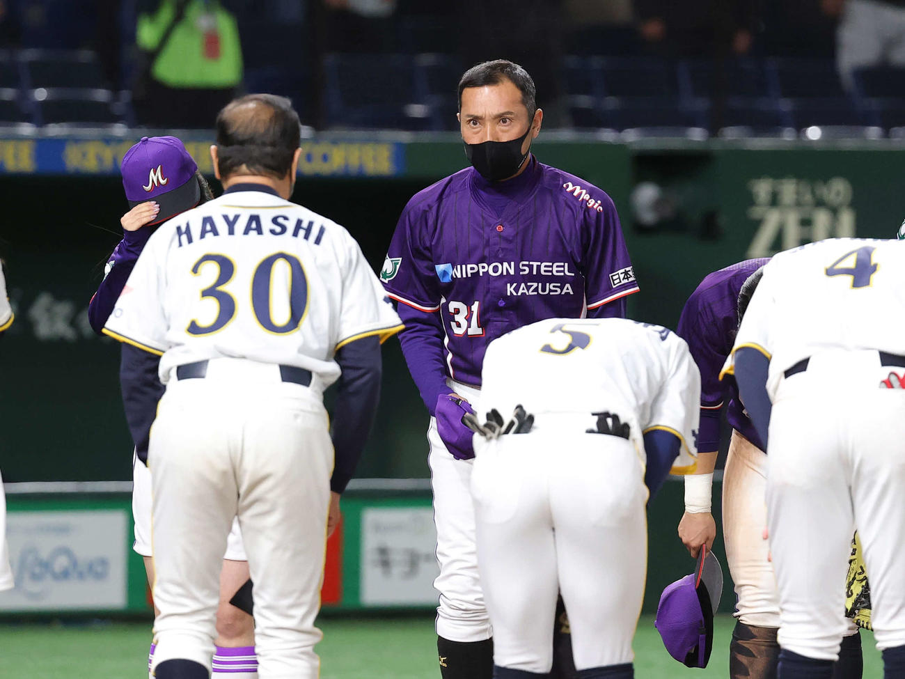 日本製鉄かずさマジック対西濃運輸　試合後、西濃運輸の林監督（手前左）にあいさつする日本製鉄かずさマジックの渡辺監督（撮影・河野匠）