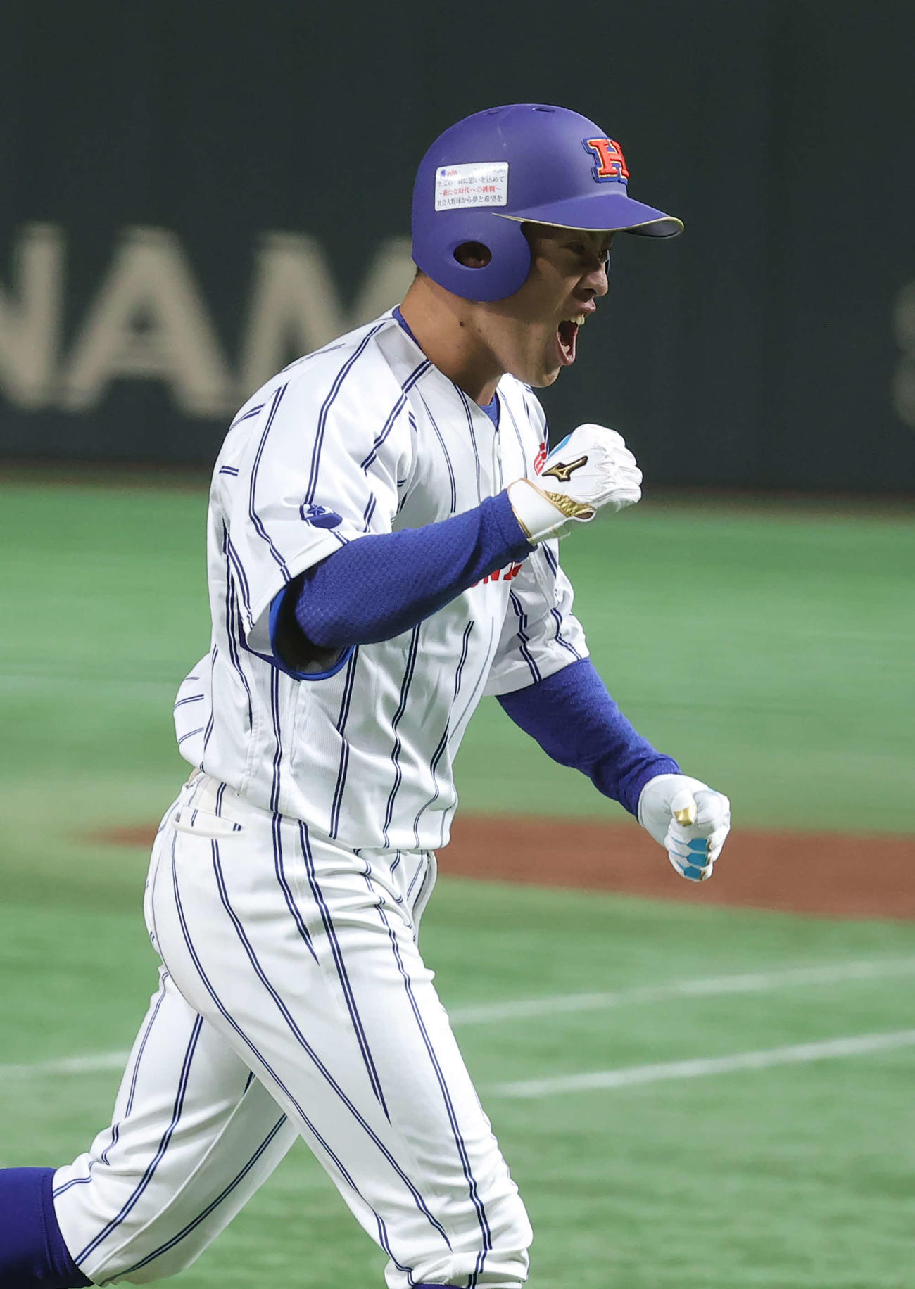 ホンダ熊本対JR東日本　4回表ホンダ熊本無死、右越え本塁打を放ち気合いの表情でベンチに向かう稲垣（撮影・河野匠）