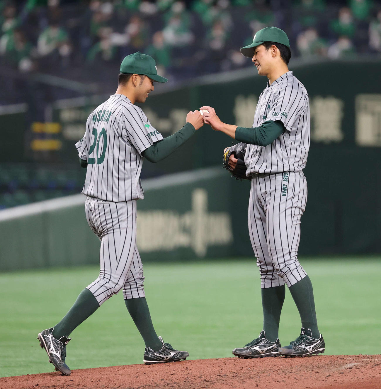 ホンダ熊本対JR東日本　8回表ホンダ熊本2死一、二塁、逆転を許し降板する山田（右）はマウンドを西田に託す（撮影・河野匠）