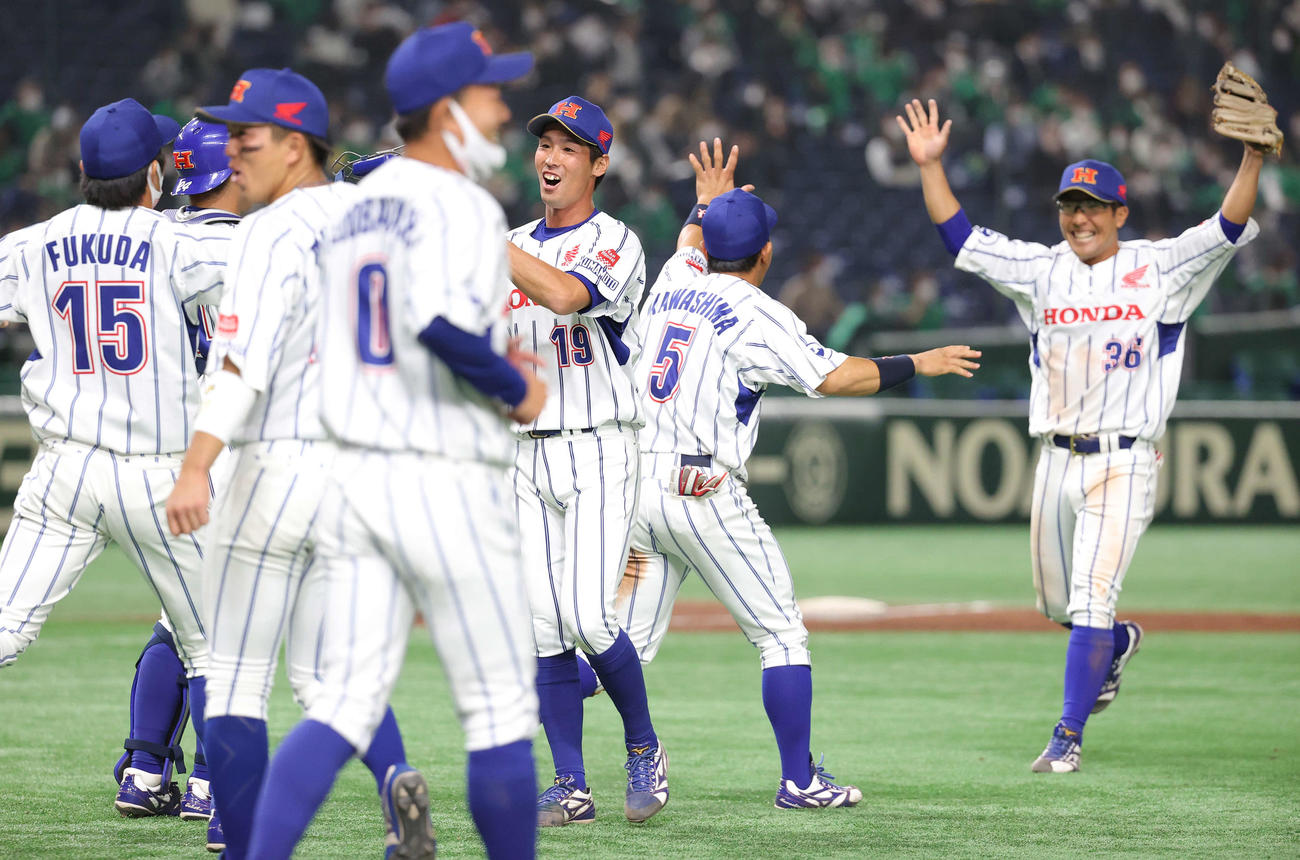 ホンダ熊本対JR東日本　JR東日本に勝利し喜び合う片山（右から3人目）らホンダ熊本ナイン（撮影・河野匠）
