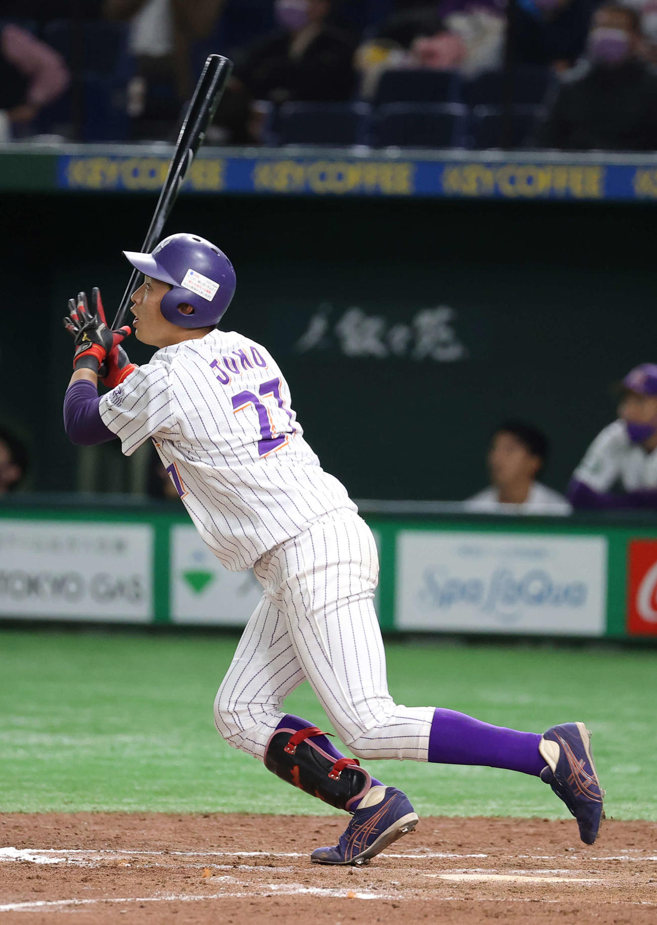 四国銀行対伯和ビクトリーズ　4回裏伯和ビクトリーズ1死、右越え本塁打を放つ上甲（撮影・河野匠）