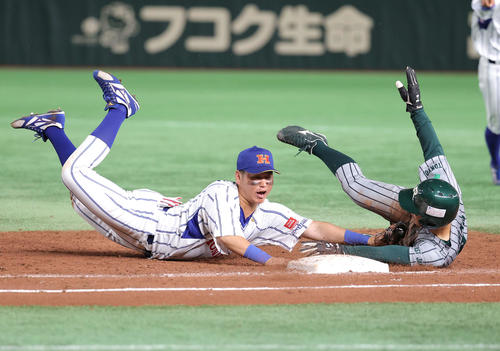 ホンダ熊本対JR東日本 2回裏JR東日本1死満塁、杉崎の一直で飛び出した一塁走者の金子(右)を飛びついてタッチし併殺に仕留める一塁手の古寺(撮影・河野匠)