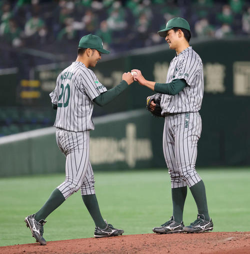ホンダ熊本対JR東日本 8回表ホンダ熊本2死一、二塁、逆転を許し降板する山田(右)はマウンドを西田に託す(撮影・河野匠)