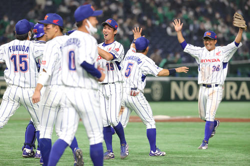 ホンダ熊本対JR東日本 JR東日本に勝利し喜び合う片山(右から3人目)らホンダ熊本ナイン(撮影・河野匠)