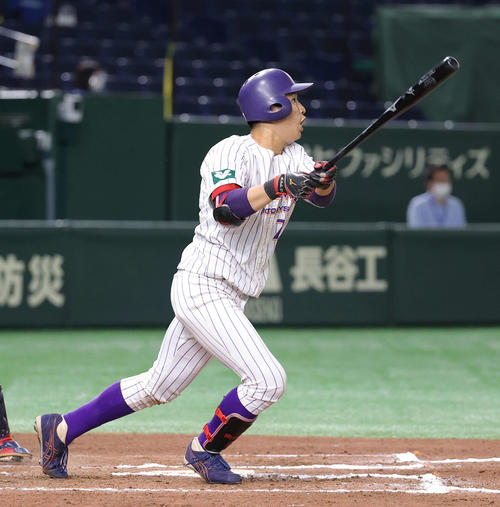 四国銀行対伯和ビクトリーズ 6回裏伯和ビクトリーズ2死一塁、2打席連続となる右越え2点本塁打を放つ上甲(撮影・河野匠)