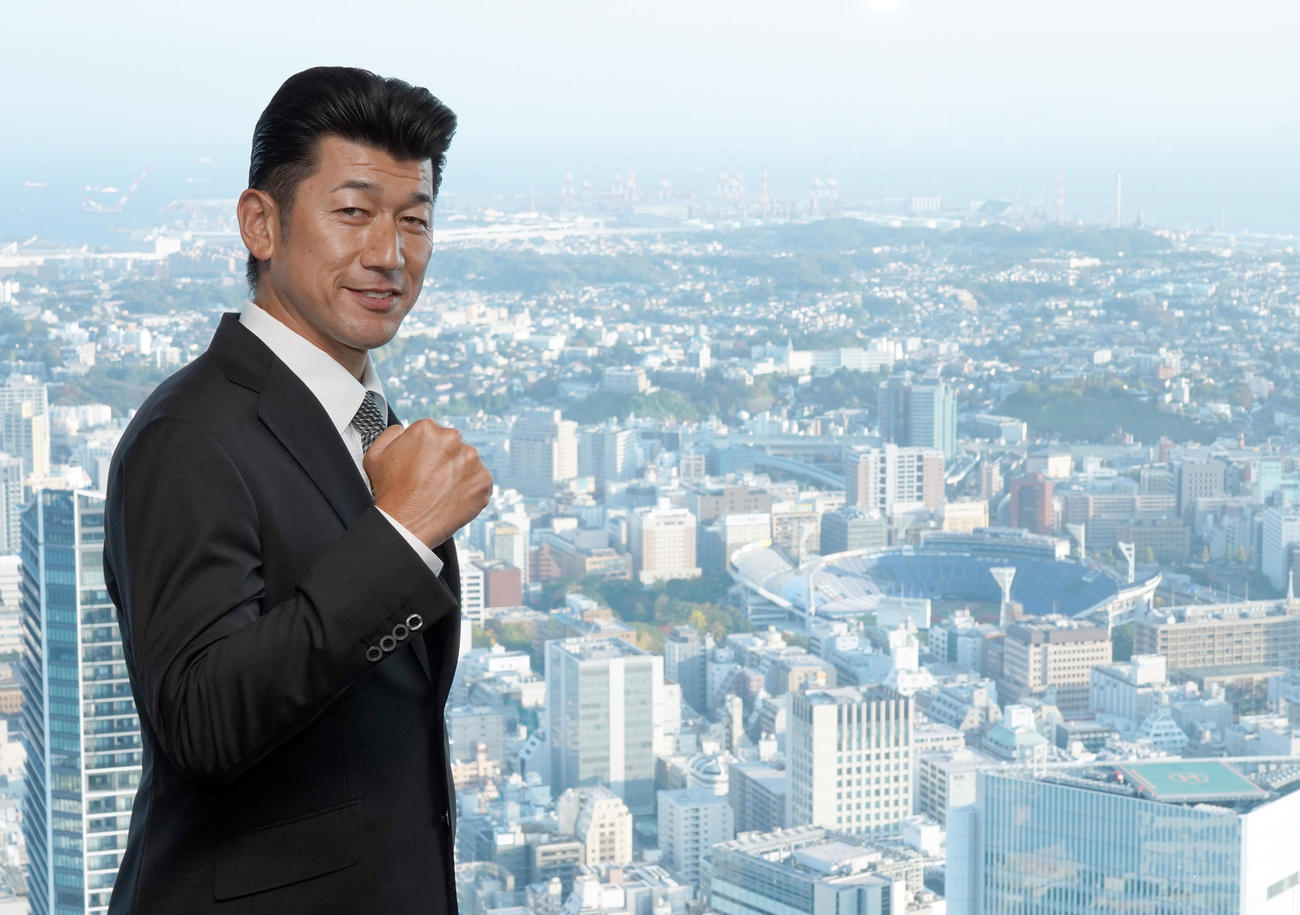 20年11月、DeNAの新監督就任会見後、横浜スタジアムを背にポーズをとる三浦大輔監督