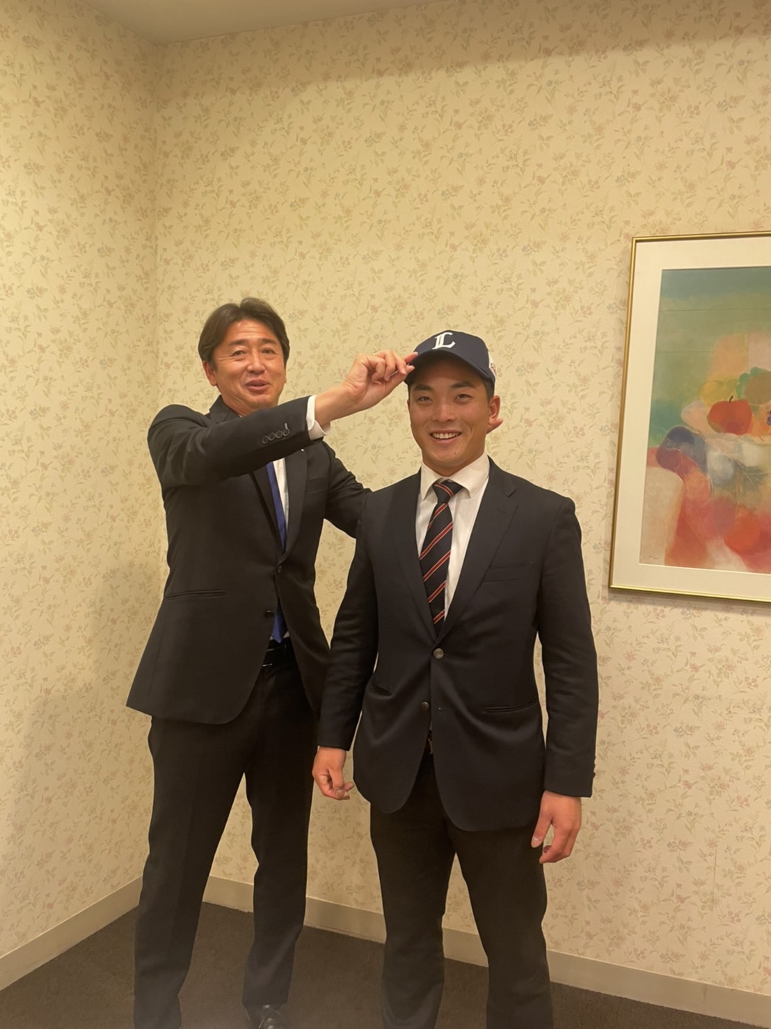 西武から育成ドラフト4位で指名を受け入団合意した国学院大・川村啓真外野手。左は竹下潤担当スカウト（撮影・栗田成芳）
