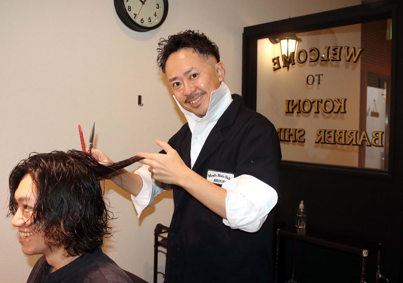 BIGBOSS風に襟を立て笑顔を見せる新庄オーナー（撮影・永野高輔）