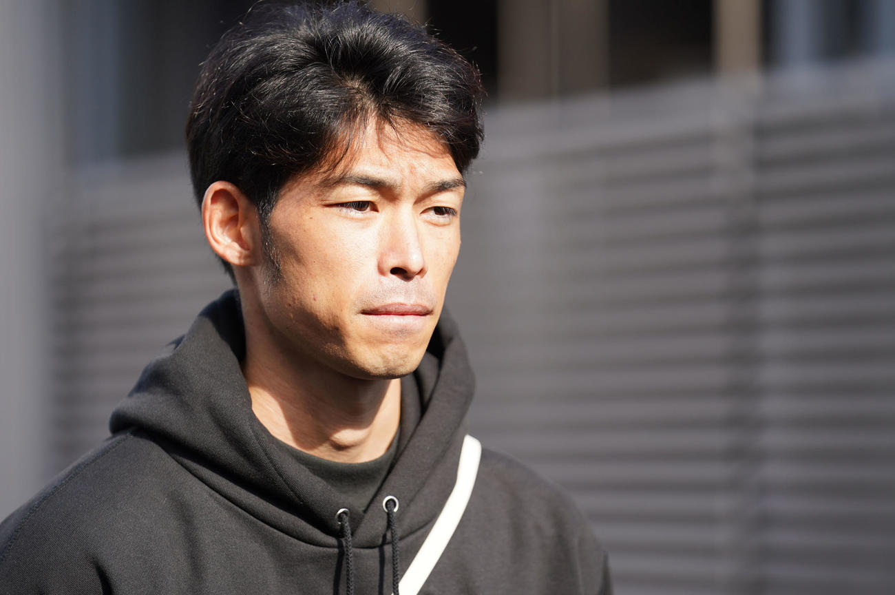 FA権行使について話す又吉克樹（撮影・森本幸一）